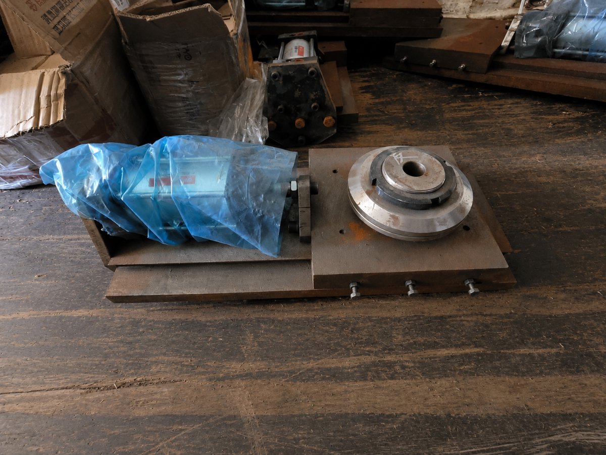 Knife cylinder with electric motor